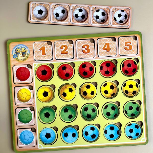 Puzzle "Piłki nożne: kolor i wynik"